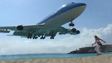 Frau entflieht Flugzeug auf Maho Beach